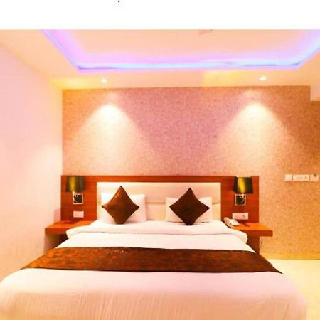 Hotel Royal Sky Luxury Near Delhi Airport Yeni Delhi Dış mekan fotoğraf