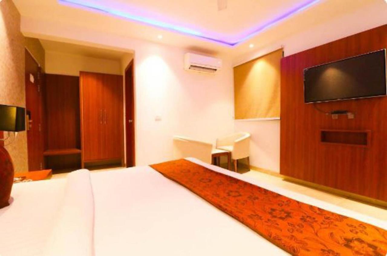 Hotel Royal Sky Luxury Near Delhi Airport Yeni Delhi Dış mekan fotoğraf